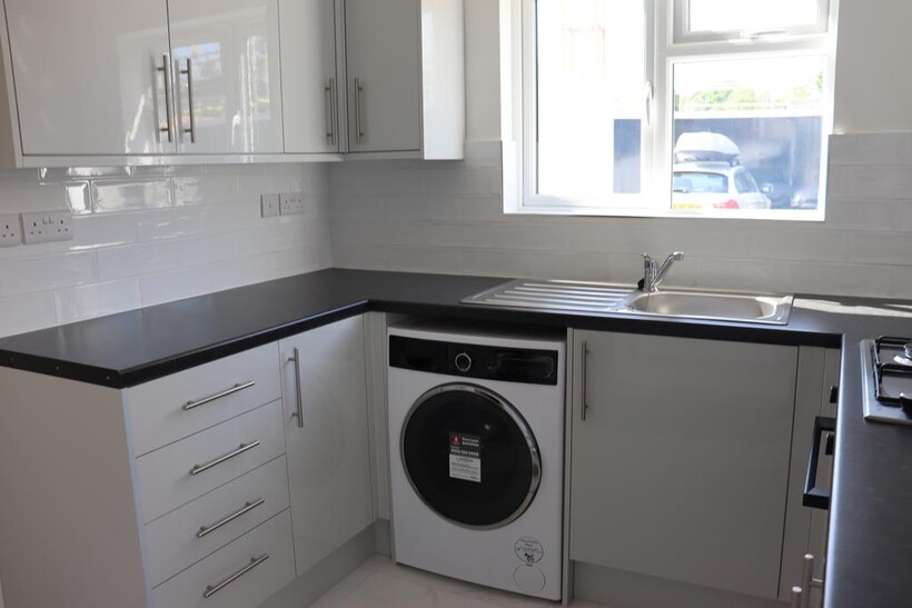 High Street, Bagshot GU19 2 bed maisonette to rent - £1,375 pcm (£317 pw)