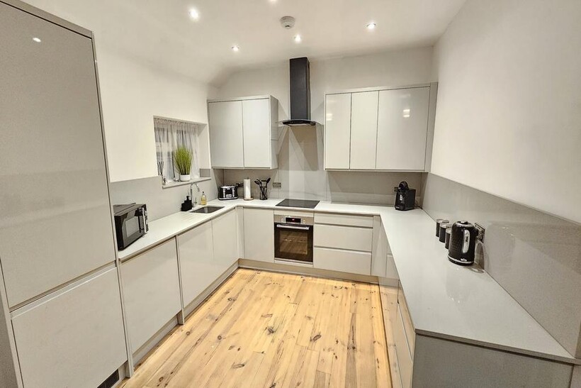 Elmsleigh Drive, Leigh-on-Sea SS9 5 bed house to rent - £9,000 pcm (£2,077 pw)