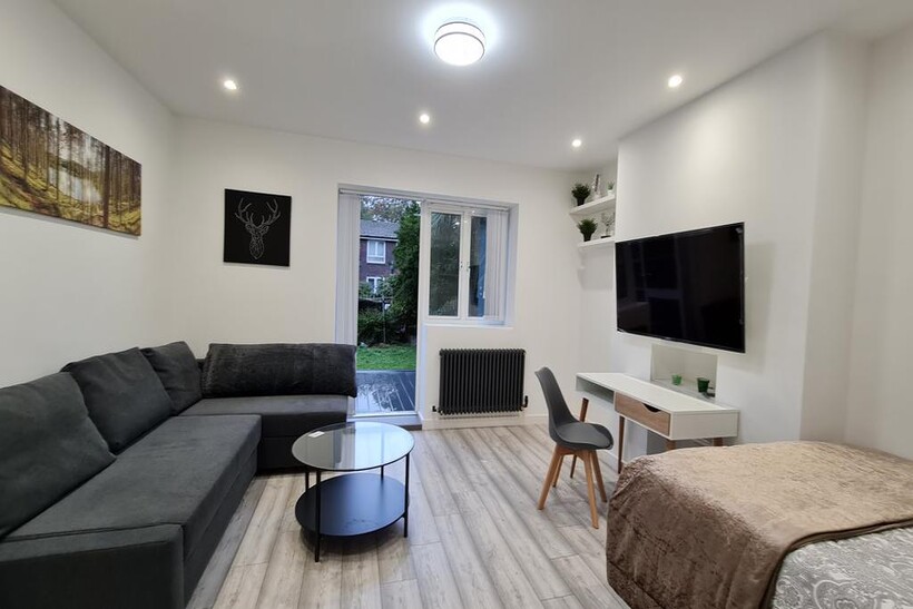 Wallwood Street, London E14 1 bed flat to rent - £2,100 pcm (£485 pw)