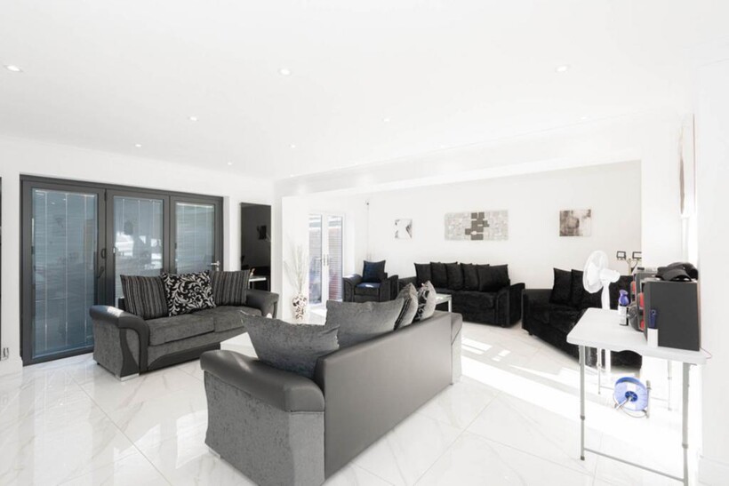 Rosebery Road, Epsom 4 bed detached house to rent - £3,900 pcm (£900 pw)