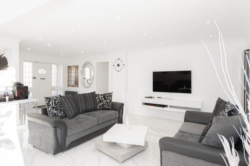 Rosebery Road, Epsom 4 bed detached house to rent - £3,900 pcm (£900 pw)