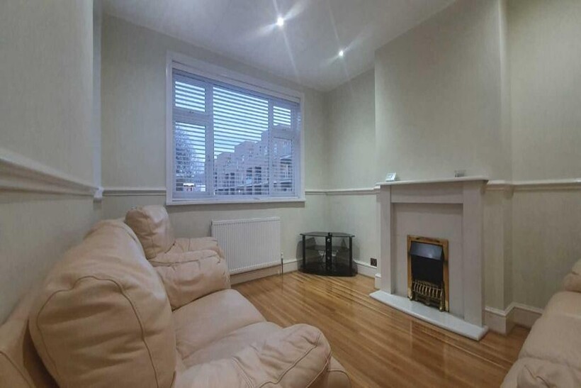 Feltham TW13 4 bed semi-detached bungalow to rent - £2,250 pcm (£519 pw)