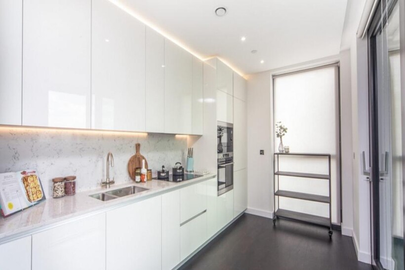 Charles Clowes Walk, Nine Elms SW11 2 bed apartment to rent - £4,463 pcm (£1,030 pw)