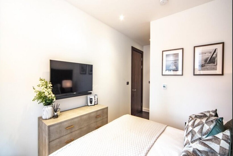 Charles Clowes Walk, Nine Elms SW11 2 bed apartment to rent - £4,680 pcm (£1,080 pw)