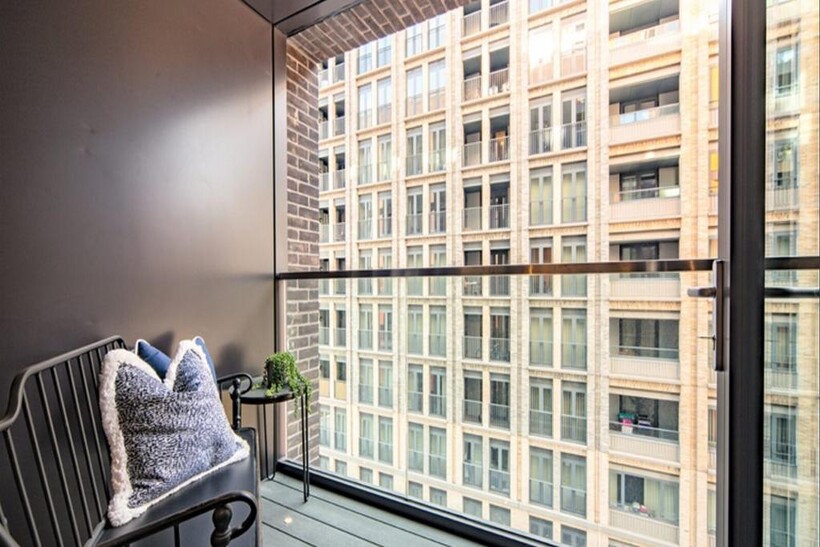 Charles Clowes Walk, Nine Elms SW11 2 bed apartment to rent - £4,463 pcm (£1,030 pw)