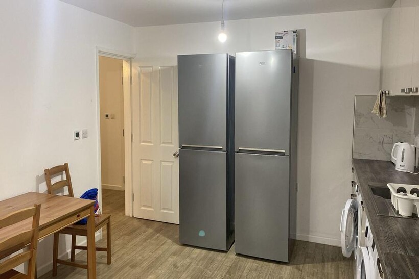 Martin Way, Wimbledon SW20 3 bed apartment to rent - £2,817 pcm (£650 pw)