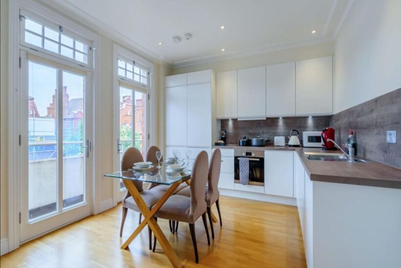 Hammersmith W6 2 bed apartment to rent - £3,137 pcm (£724 pw)