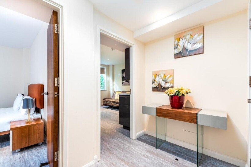 South Kensington SW7 2 bed apartment to rent - £5,633 pcm (£1,300 pw)