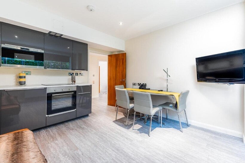 South Kensington SW7 2 bed apartment to rent - £5,633 pcm (£1,300 pw)
