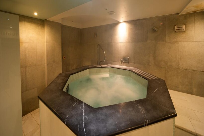 South Kensington SW7 1 bed apartment to rent - £2,817 pcm (£650 pw)