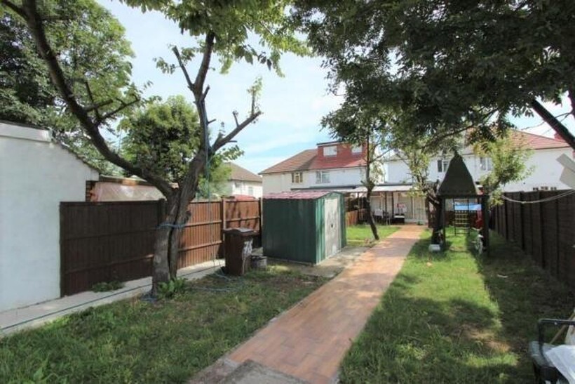 Cullington Close, Harrow HA3 1 bed in a house share to rent - £802 pcm (£185 pw)