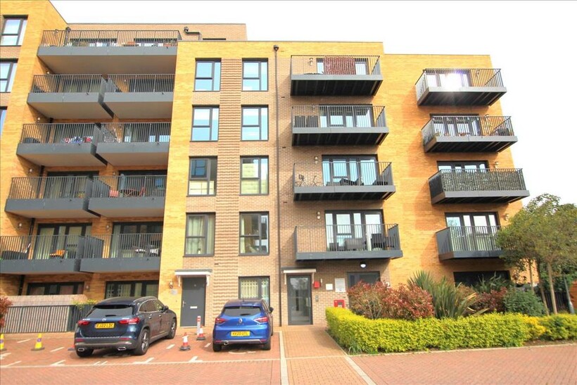 Adele Court, Rowland Road, Tottenham... 2 bed flat to rent - £1,900 pcm (£438 pw)