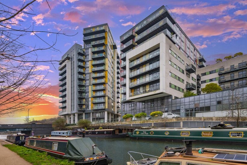 Homerton Road, London E9 3 bed flat to rent - £3,199 pcm (£738 pw)