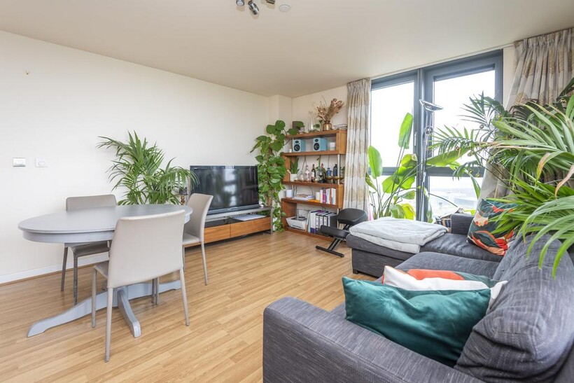 Homerton Road, London E9 3 bed flat to rent - £3,199 pcm (£738 pw)