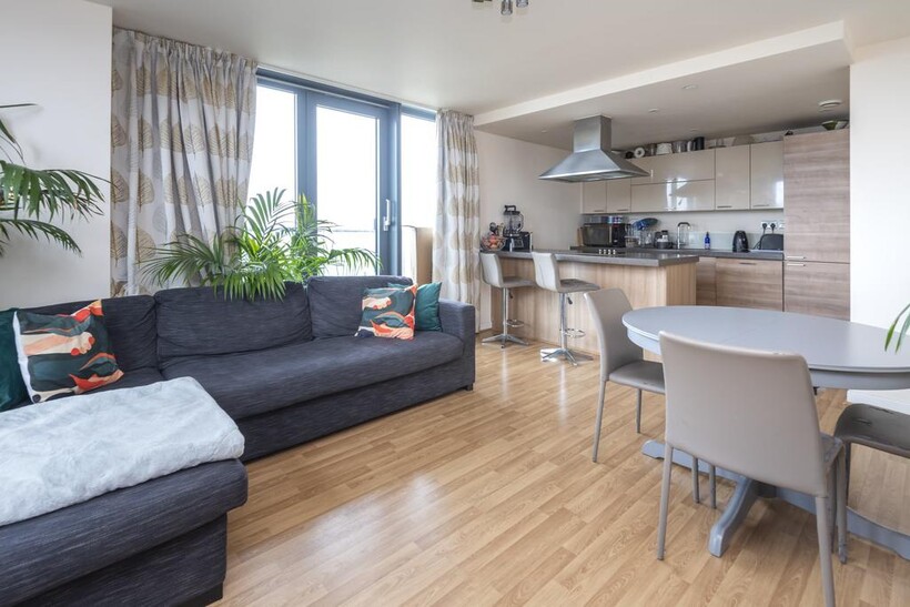 Homerton Road, London E9 3 bed flat to rent - £3,199 pcm (£738 pw)