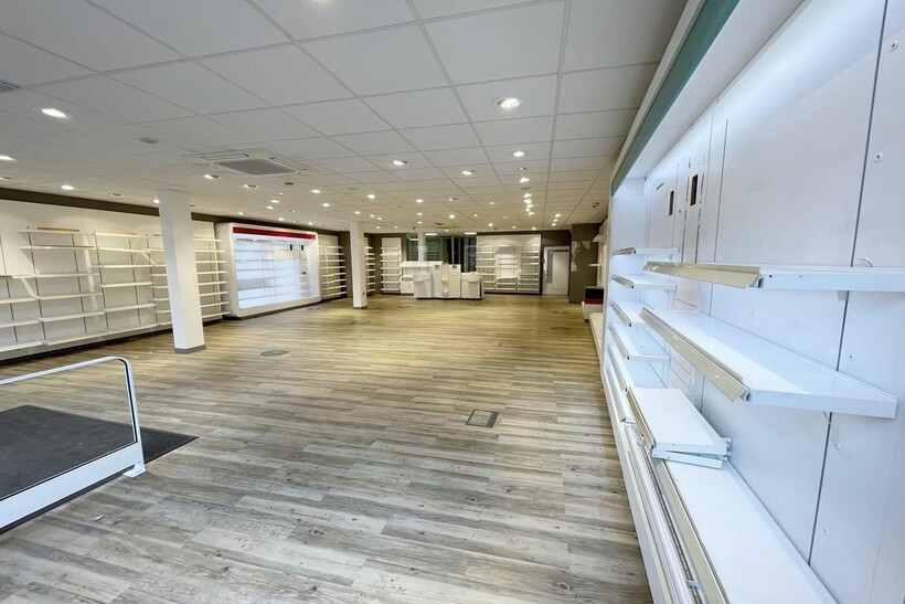 Market Place, Spalding, PE11 1SU Retail property (high street) to rent - £2,083 pcm (£481 pw)