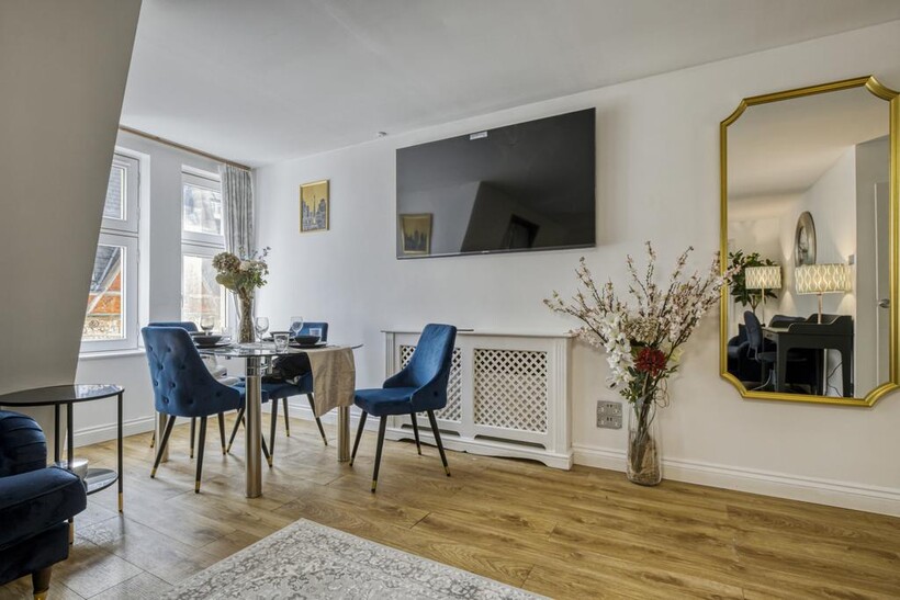 Maddox Street, London W1S 2 bed flat to rent - £12,892 pcm (£2,975 pw)