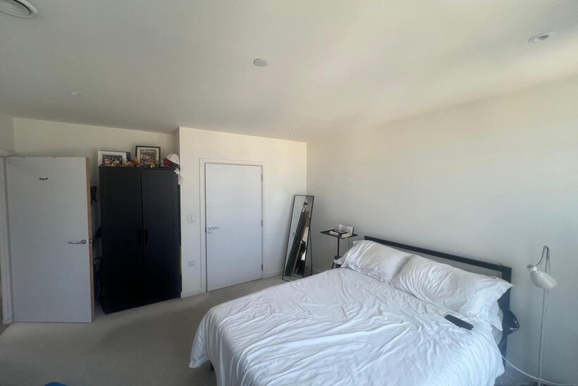 1 Moorhen Drive, London NW9 2 bed flat to rent - £2,200 pcm (£508 pw)