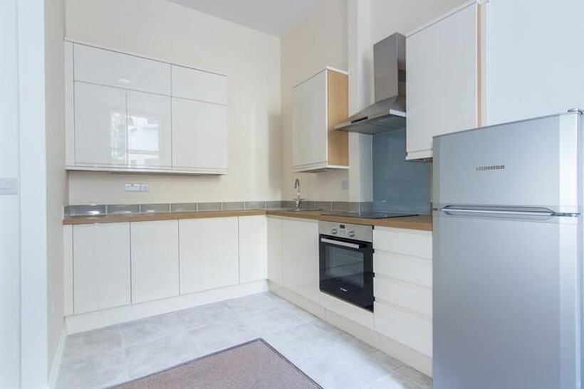 Blythe Road, Brook Green, London, W14 1 bed flat to rent - £1,699 pcm (£392 pw)