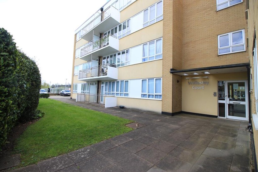 Bathurst Walk, Iver SL0 2 bed flat to rent - £1,595 pcm (£368 pw)