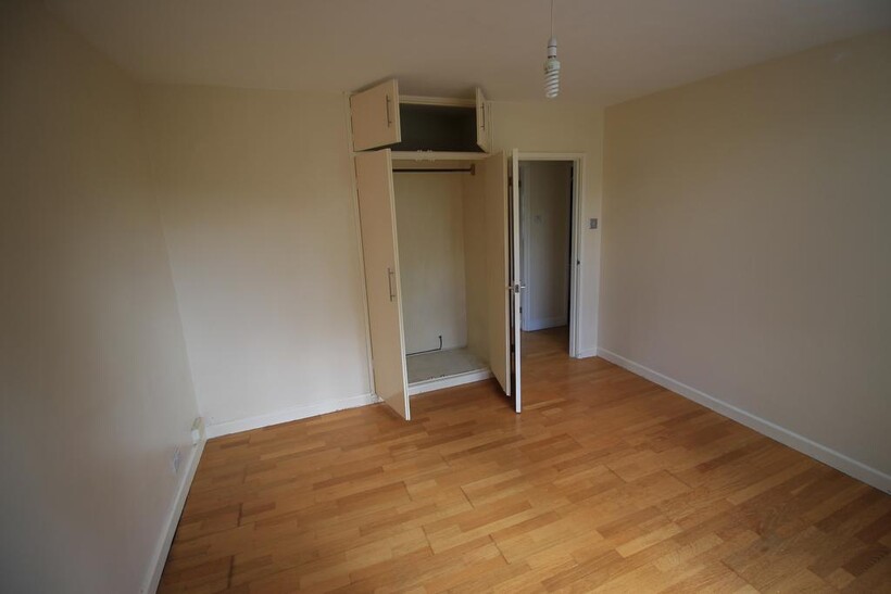 Bathurst Walk, Iver SL0 2 bed flat to rent - £1,595 pcm (£368 pw)
