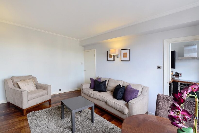 Mayfair W1J 2 bed apartment to rent - £4,767 pcm (£1,100 pw)