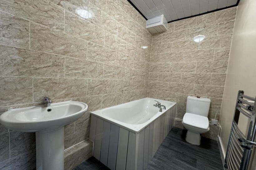 Dawlish Avenue, Leeds, West... 4 bed end of terrace house to rent - £1,200 pcm (£277 pw)