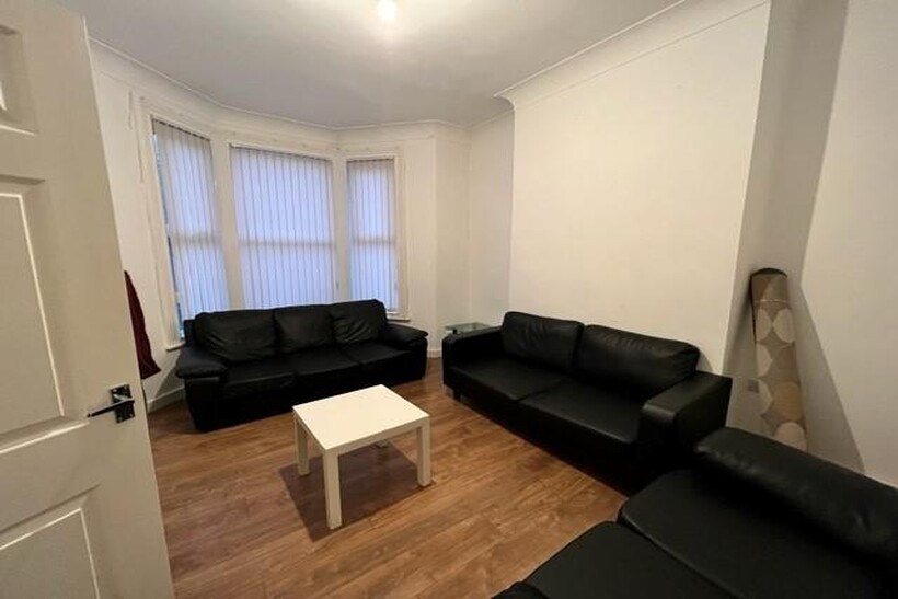 Delph Mount, Leeds LS6 4 bed house to rent - £2,184 pcm (£504 pw)