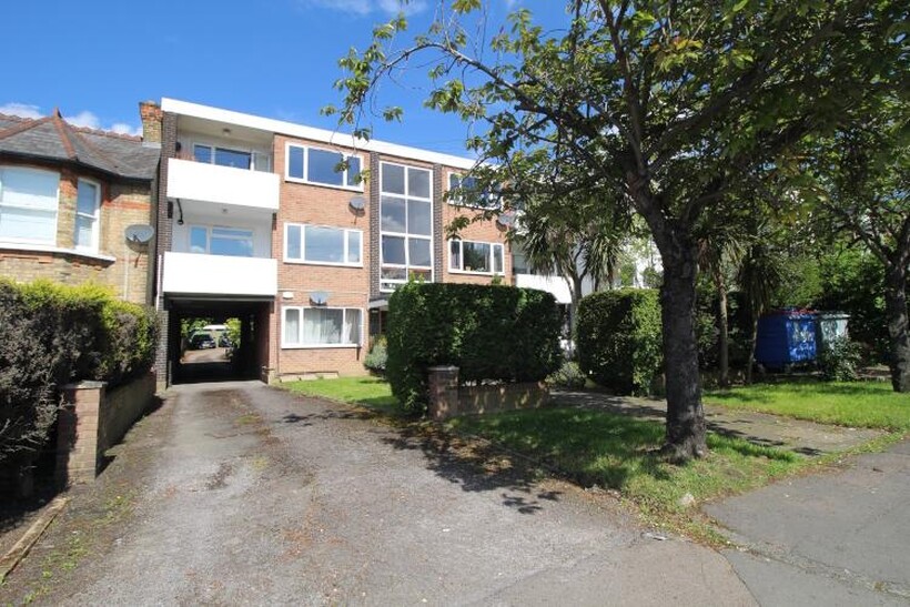 Church Hill, Loughton IG10 2 bed flat to rent - £1,600 pcm (£369 pw)