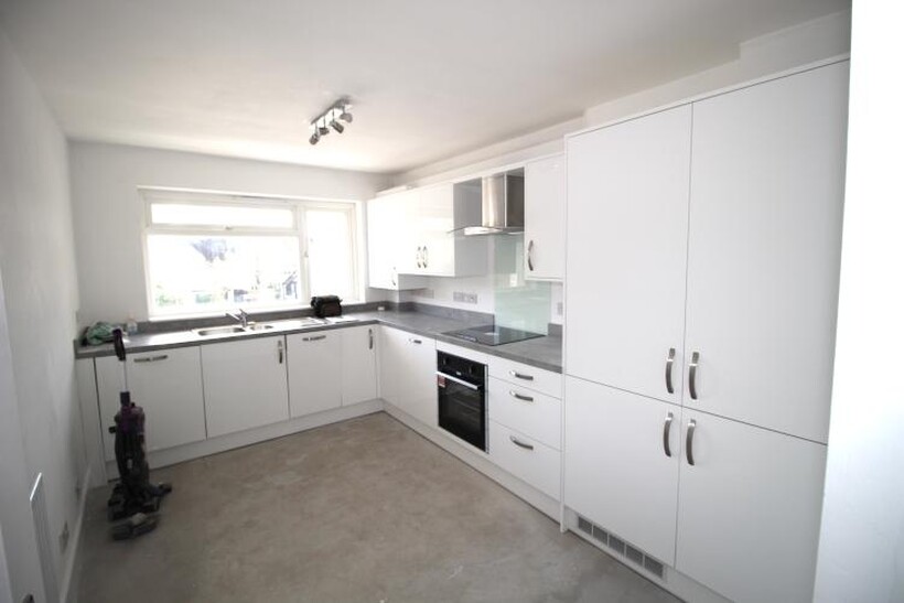 Church Hill, Loughton IG10 2 bed flat to rent - £1,600 pcm (£369 pw)