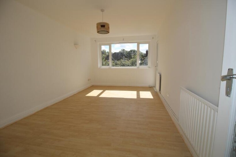 Church Hill, Loughton IG10 2 bed flat to rent - £1,600 pcm (£369 pw)