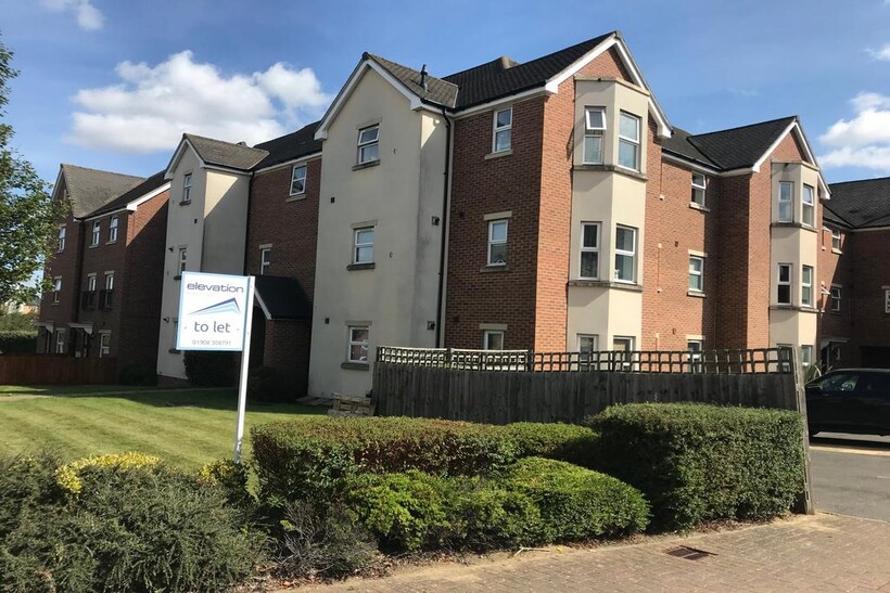 Harlow Crescent, Oxley Park, Milton... 2 bed apartment to rent - £900 pcm (£208 pw)