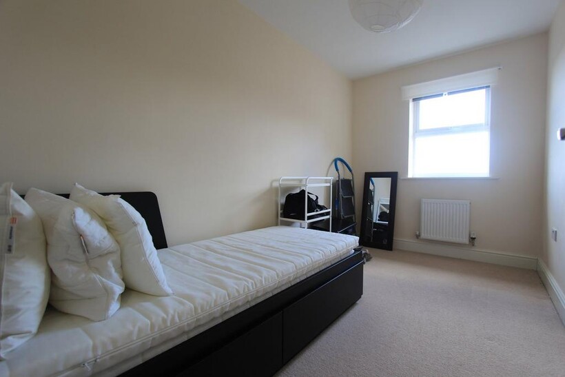Harlow Crescent, Oxley Park, Milton... 2 bed apartment to rent - £900 pcm (£208 pw)
