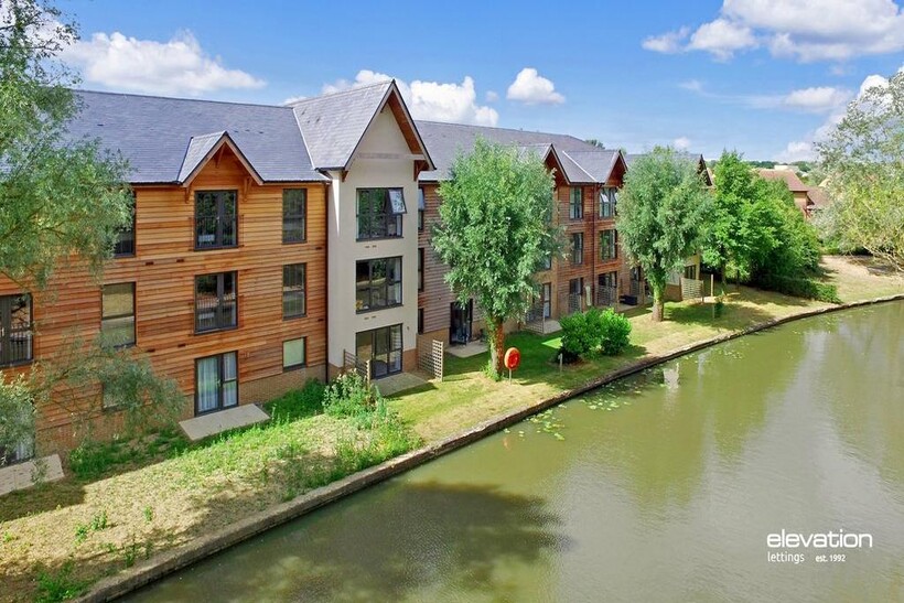 Waterside House, Woodley Headland... 1 bed apartment to rent - £1,175 pcm (£271 pw)