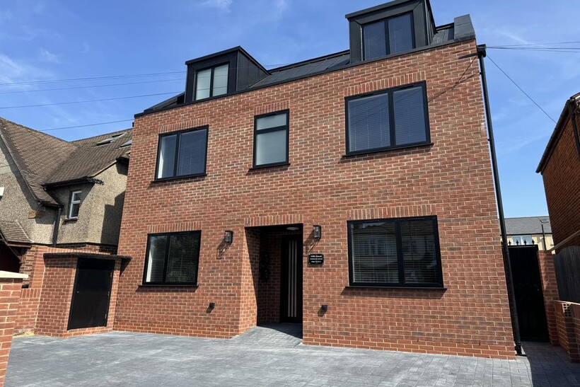 Mitcham CR4 2 bed flat to rent - £1,800 pcm (£415 pw)