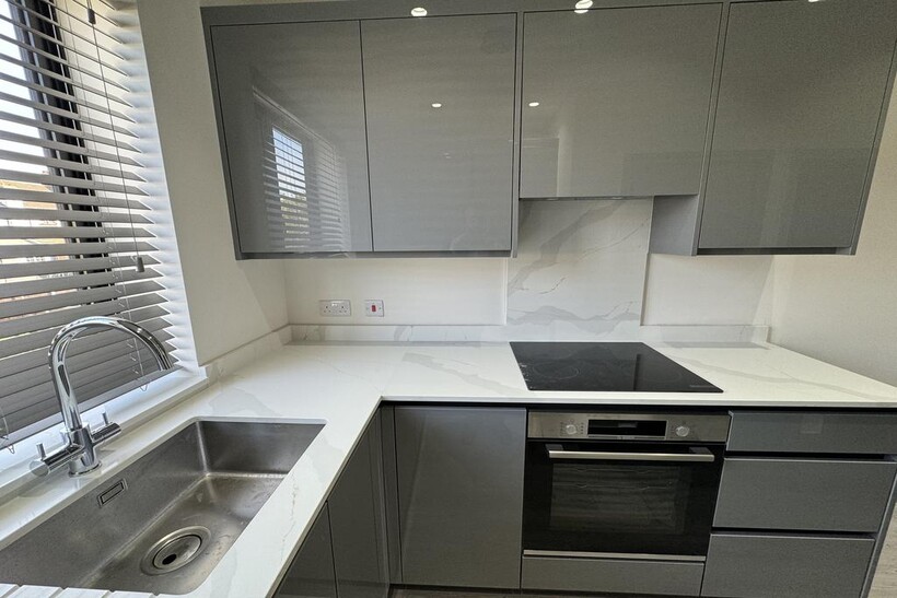Mitcham CR4 2 bed flat to rent - £1,800 pcm (£415 pw)