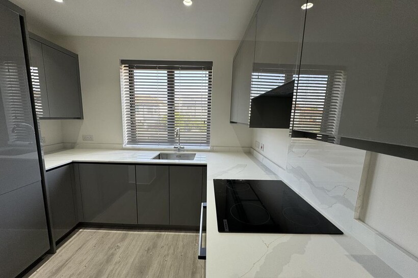 Mitcham CR4 2 bed flat to rent - £1,800 pcm (£415 pw)
