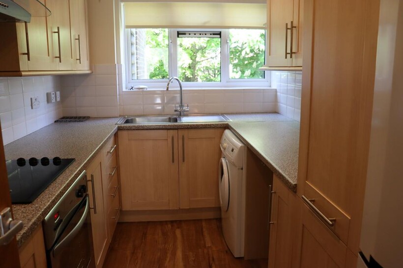 Little Bookham Street, Little Bookham... 2 bed apartment to rent - £1,200 pcm (£277 pw)