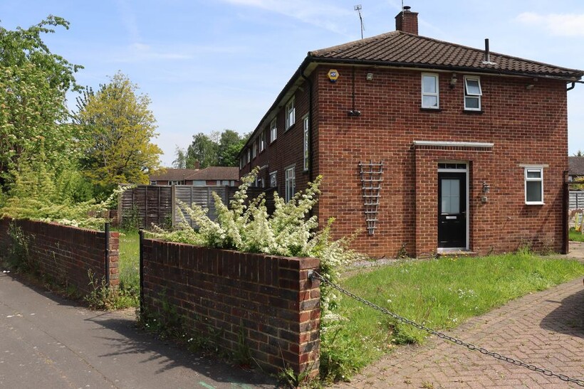 Blackmore Crescent, Woking GU21 2 bed end of terrace house to rent - £1,850 pcm (£427 pw)