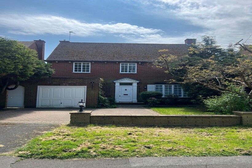 Detached House Barnet EN4 5 bed detached house to rent - £3,800 pcm (£877 pw)
