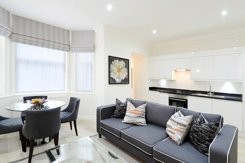 London W8 3 bed apartment to rent - £8,883 pcm (£2,050 pw)