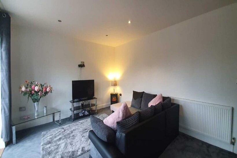 Hayes UB3 3 bed detached house to rent - £2,500 pcm (£577 pw)
