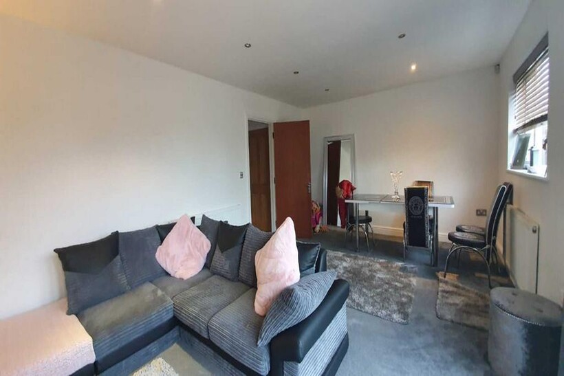 Hayes UB3 3 bed detached house to rent - £2,500 pcm (£577 pw)