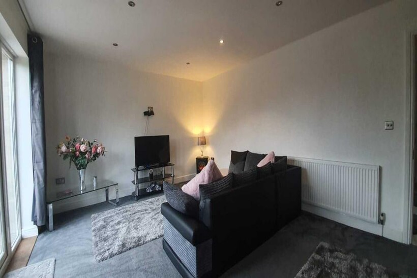 Hayes UB3 3 bed detached house to rent - £2,500 pcm (£577 pw)