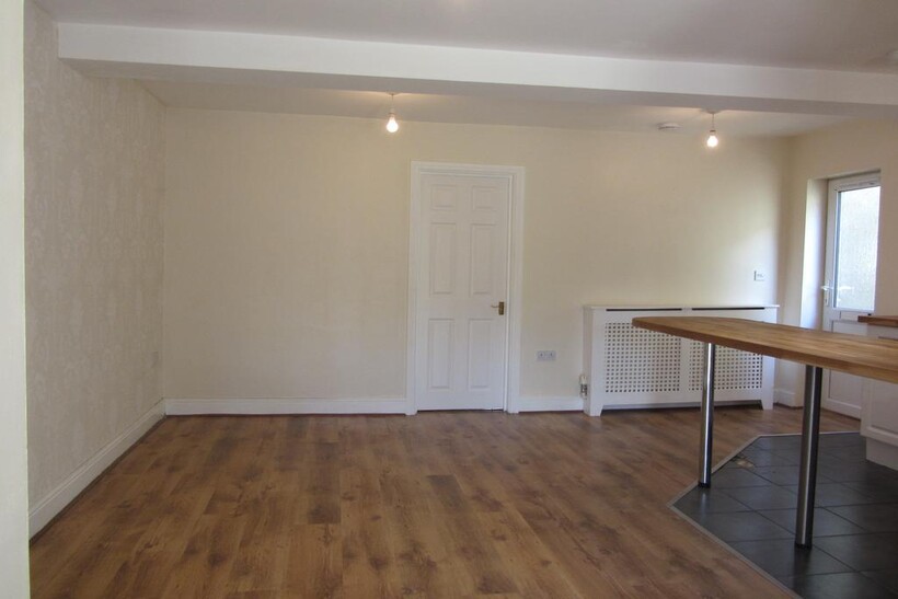 Bourneside Road, Addlestone KT15 2 bed ground floor maisonette to rent - £1,450 pcm (£335 pw)