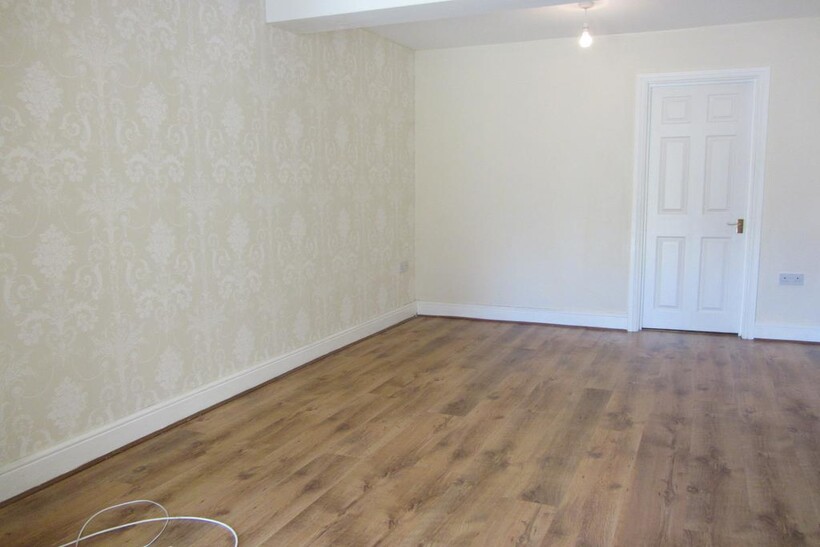 Bourneside Road, Addlestone KT15 2 bed ground floor maisonette to rent - £1,450 pcm (£335 pw)