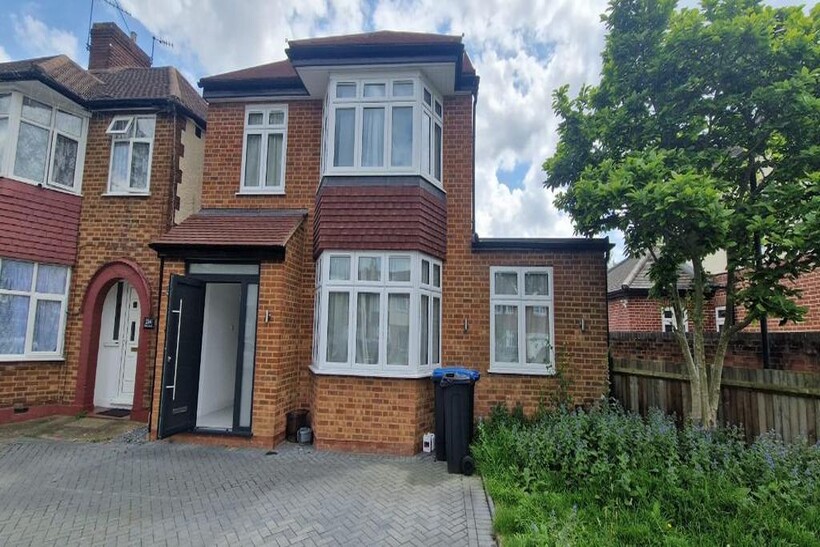 A Willow Road, Enfield 3 bed detached house to rent - £2,600 pcm (£600 pw)