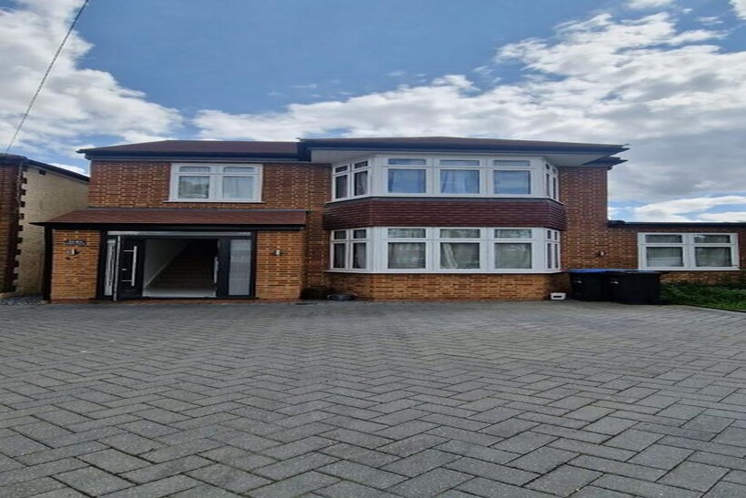 A Willow Road, Enfield 3 bed detached house to rent - £2,600 pcm (£600 pw)