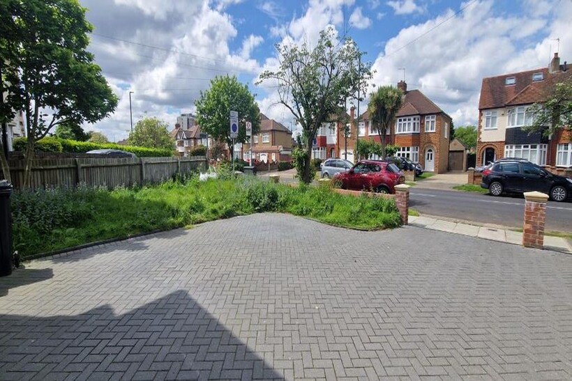 A Willow Road, Enfield 3 bed detached house to rent - £2,600 pcm (£600 pw)