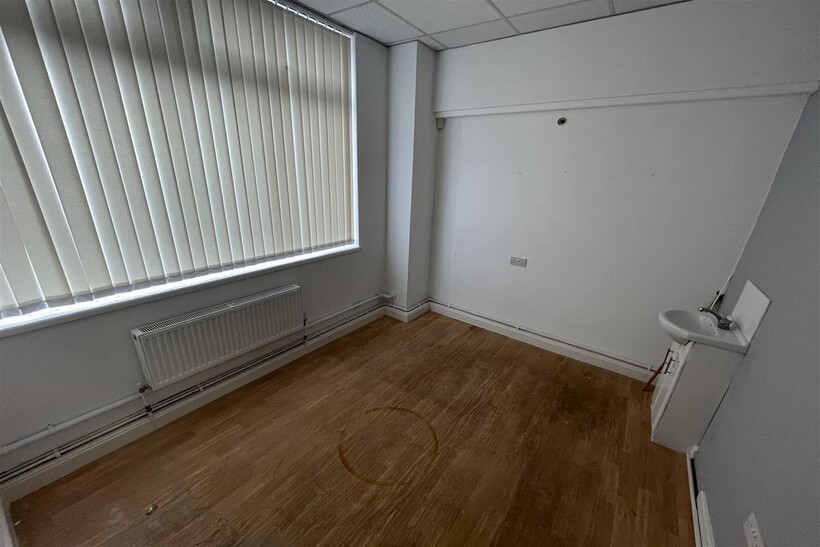 42 Town Road, Stoke-on-Trent, ST1 2JP Retail property (high street) to rent - £1,125 pcm (£260 pw)